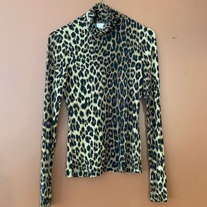 H&M ladies long sleeved top in size extra small with leopard print.